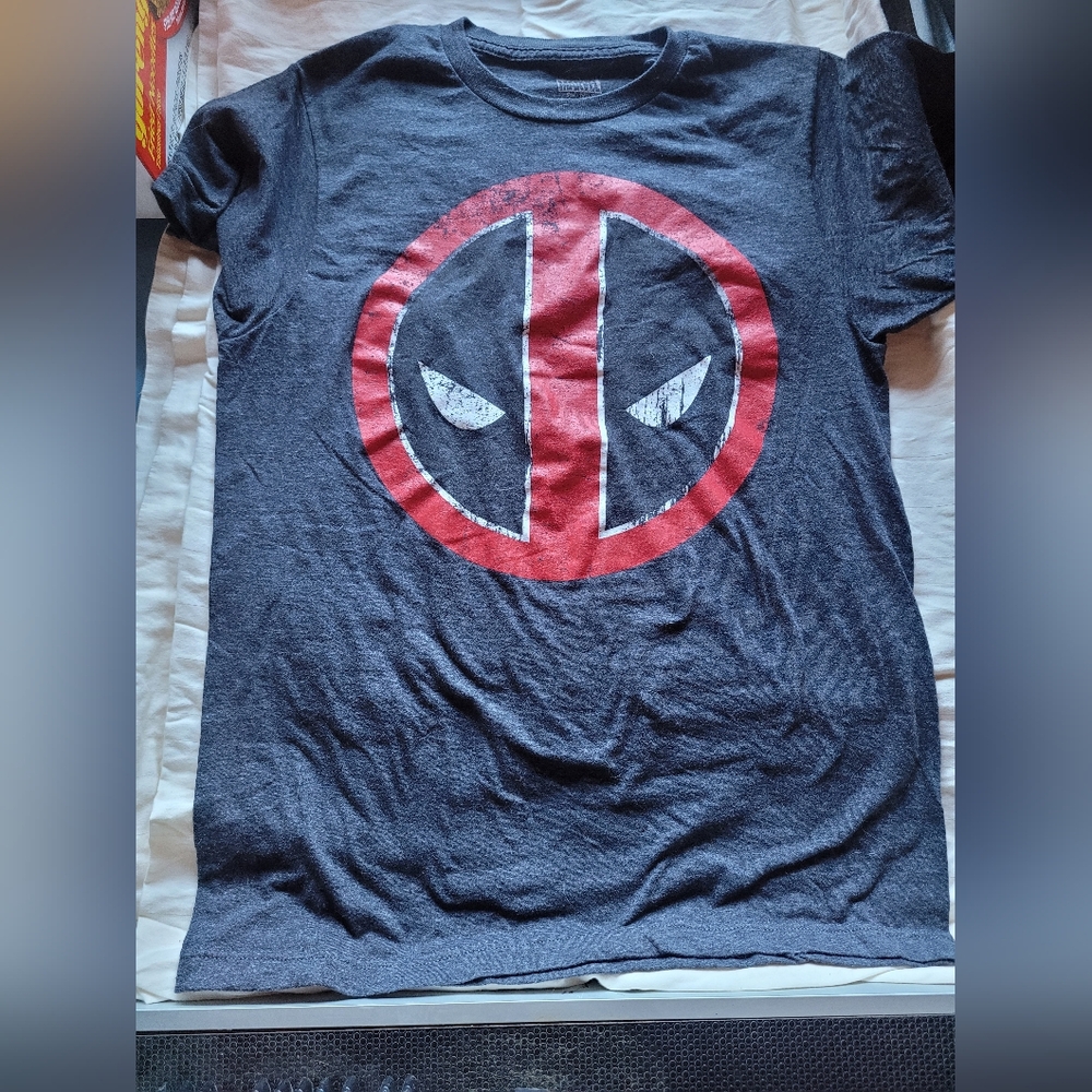 Marvel Deadpool Graphic Tee - Charcoal and Red